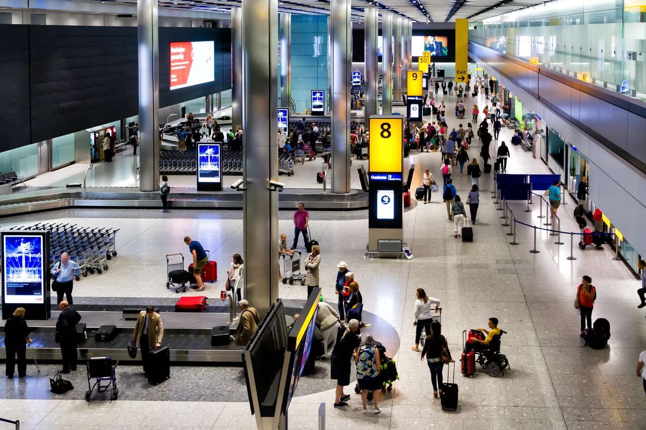 Londra'da uçuşlar yeniden başladı, ancak aksamaların sürmesi bekleniyor