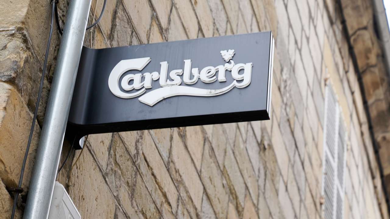 Carlsberg, Rusya'daki bira fabrikalarını Anadolu Efes'e sattığı haberlerini yalanladı