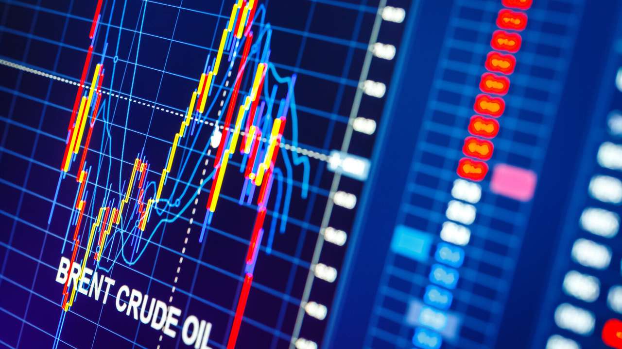 Rystad Energy: OPEC+ üyelerinin petrol üretimini gönüllü kısmaları fiyatları 100 doların üzerine çıkaracak