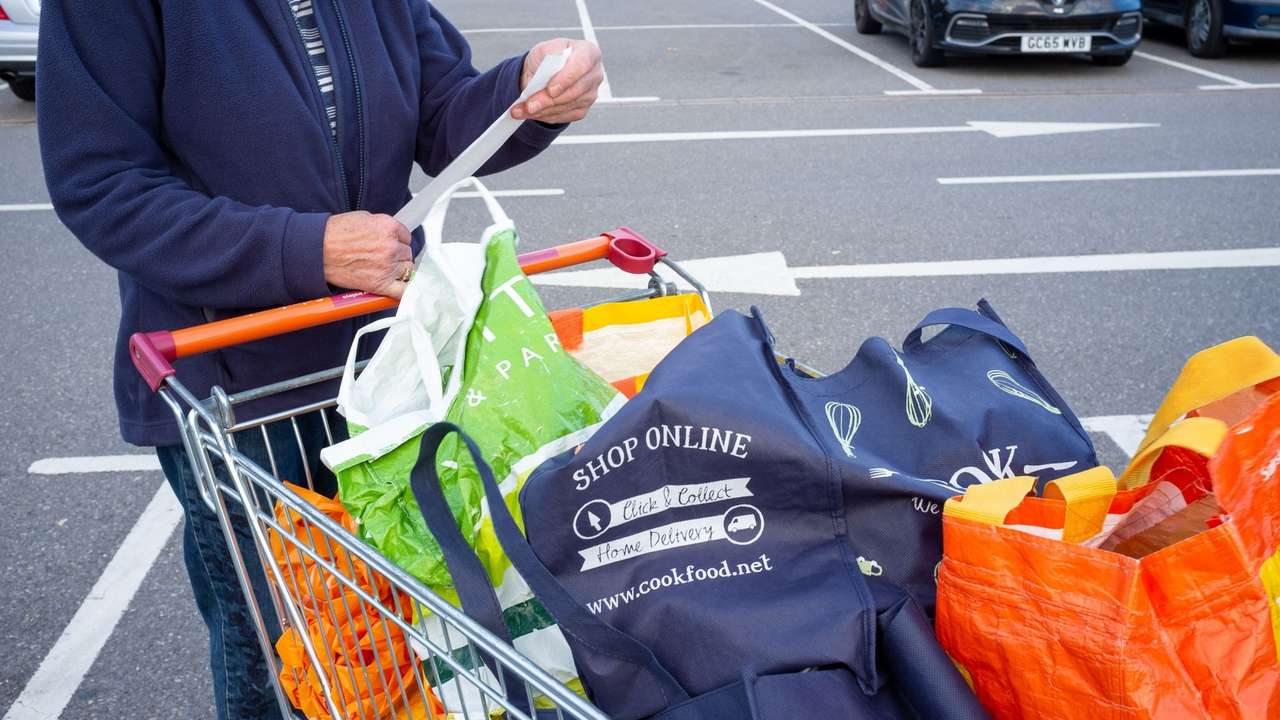 İngiltere'de enflasyon BoE'nin hedefine sabitlendi, faiz indirimi için kapı açık kaldı