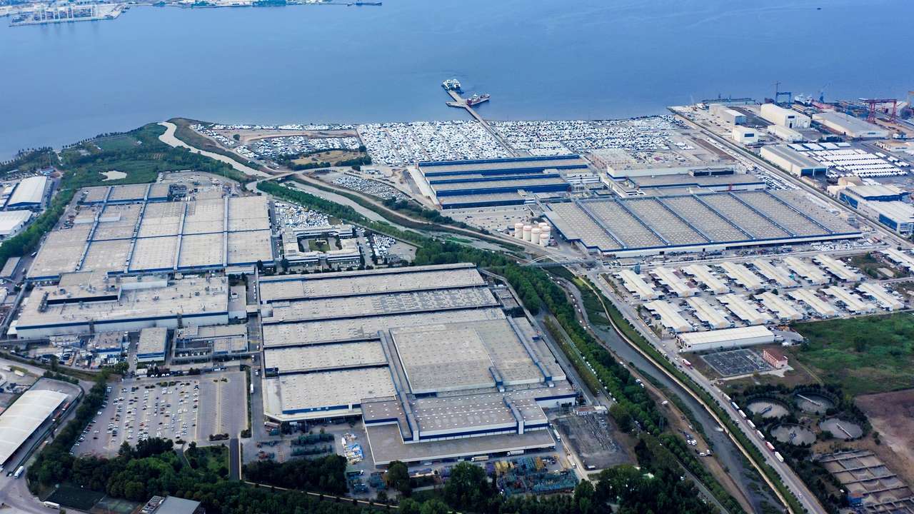 Ford’un en yeni elektrikli ticari modeli E-Transit Custom, Avrupa’ya ihraç edilmeye başladı