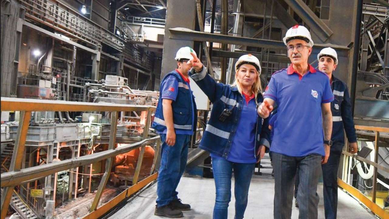 KARDEMİR'in Çelikhane tesislerinde günlük 72 döküm gerçekleştirerek yeni bir rekora imza atıldı