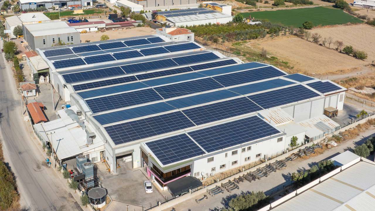 CW Enerji, Denizli’de faaliyet gösteren bir firmanın çatısına GES kurulumunu tamamladı