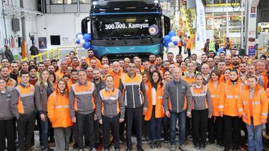 Ford Trucks 300 bininci kamyonunu hattan indirdi