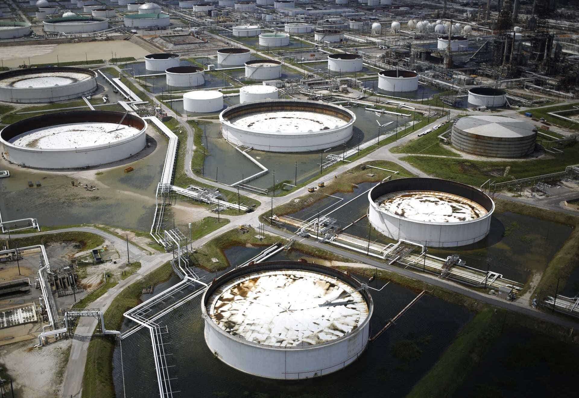 IEA, küresel petrol talebi büyüme tahminini düşürdü