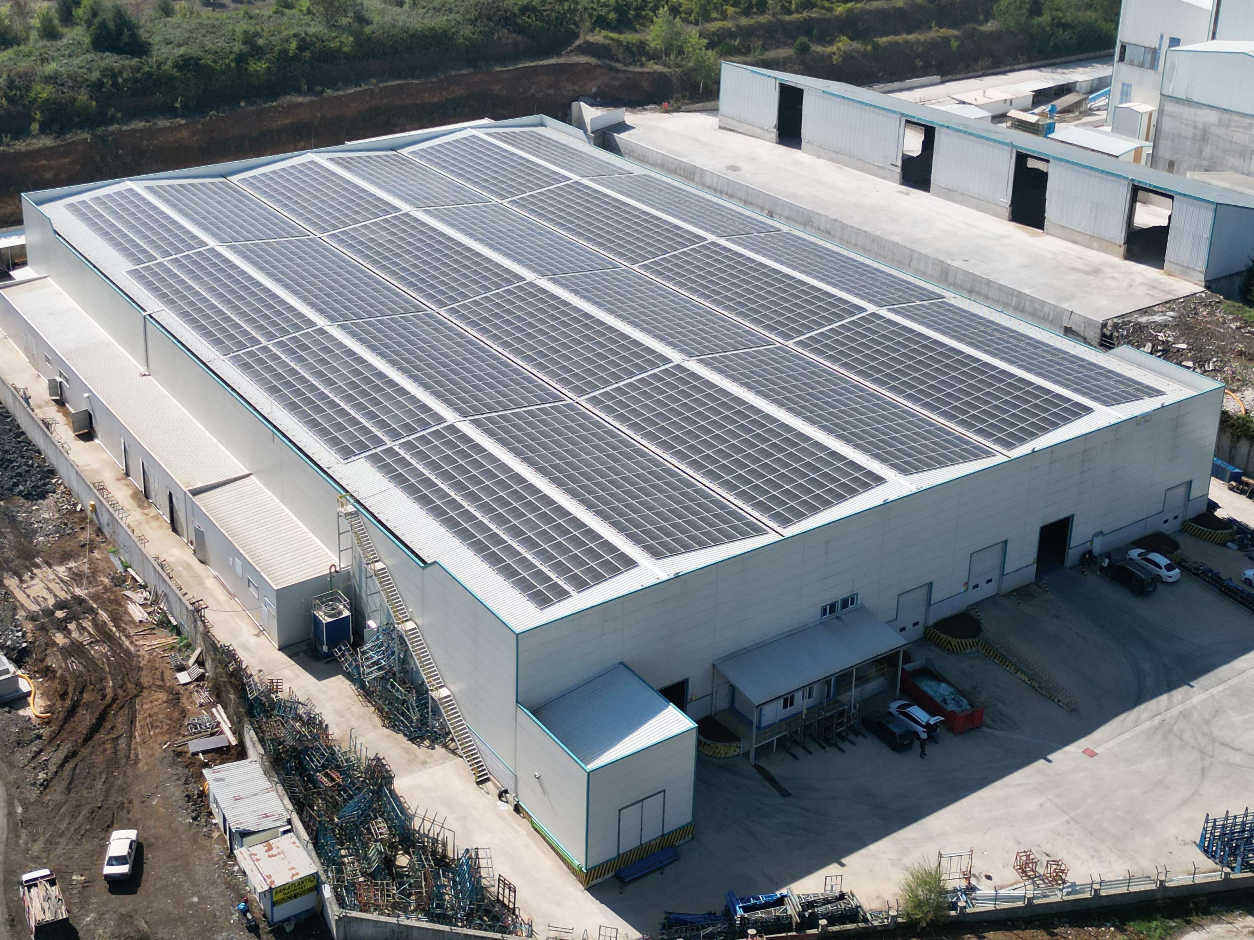 CW Enerji, Düzce’de faaliyet gösteren bir firmanın çatısına güneş panelleri kurulumunu tamamladı
