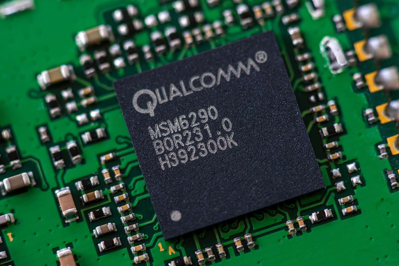 Qualcomm akıllı telefon çipi satışları beklentileri yakalamasa da piyasa beklentilerinin üzerinde kar etti