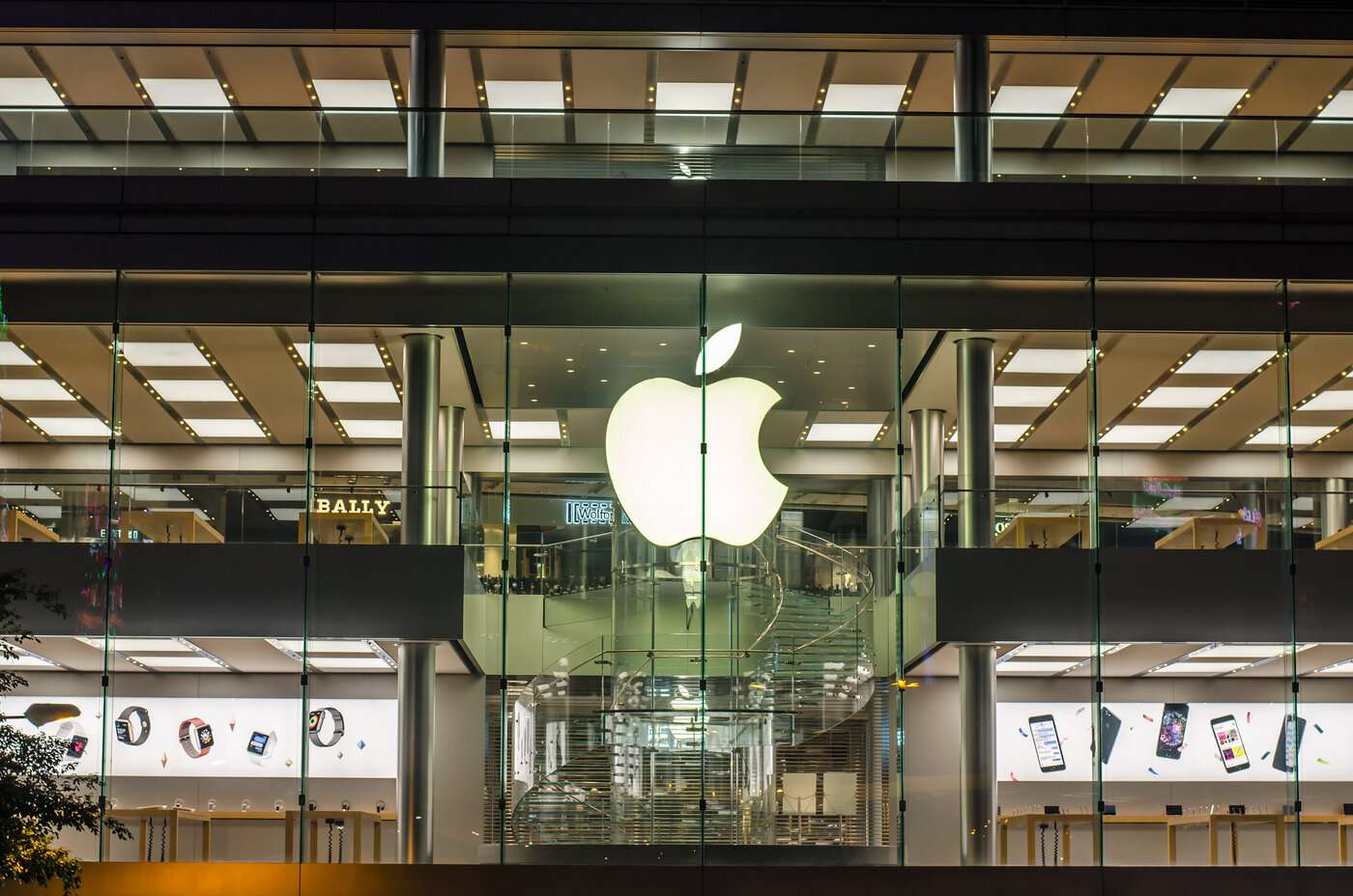 Apple, güçlü iPhone satışları ile Wall Street beklentilerini aştı