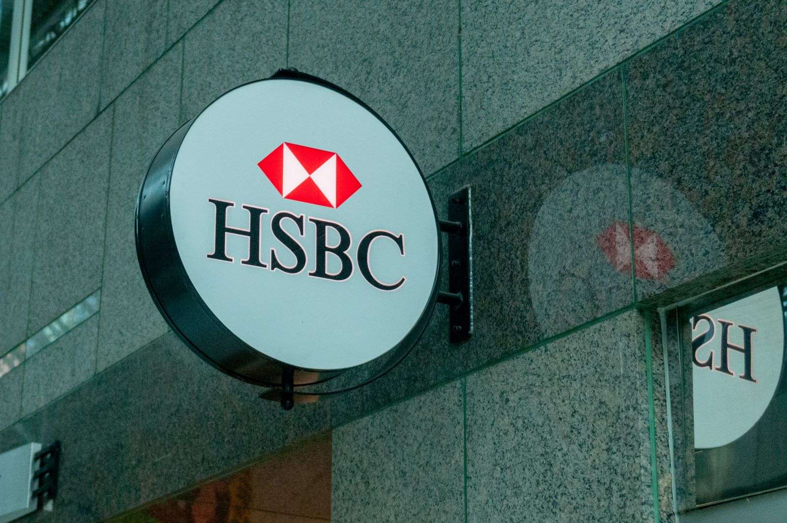 HSBC, yıl sonu dolar/TL tahminini 42 seviyesinden 44 seviyesine yükseltti