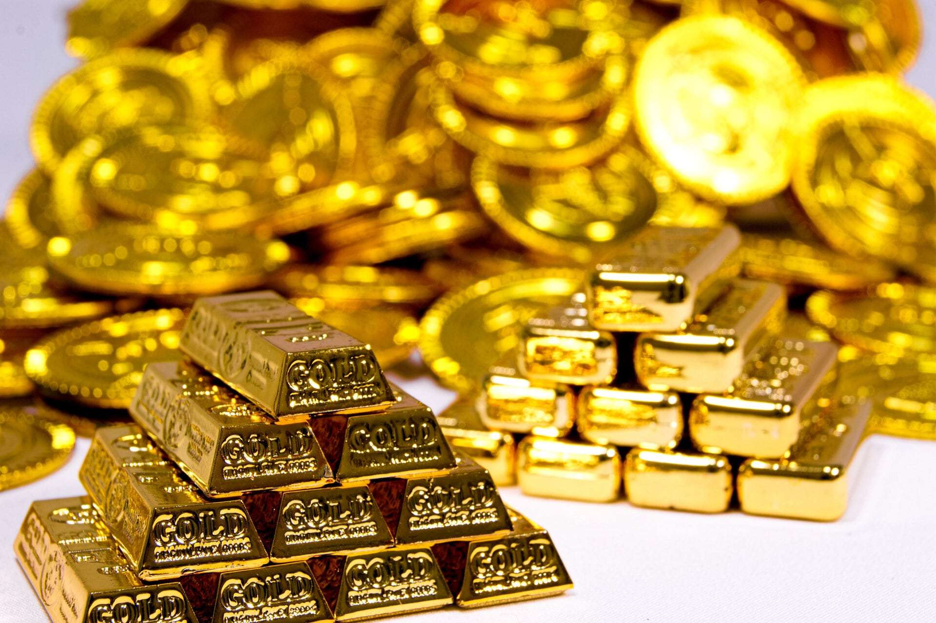 Fed'in faiz indirimi yapıp yapmayacağı belirsizliği ons altın fiyatını geriletti