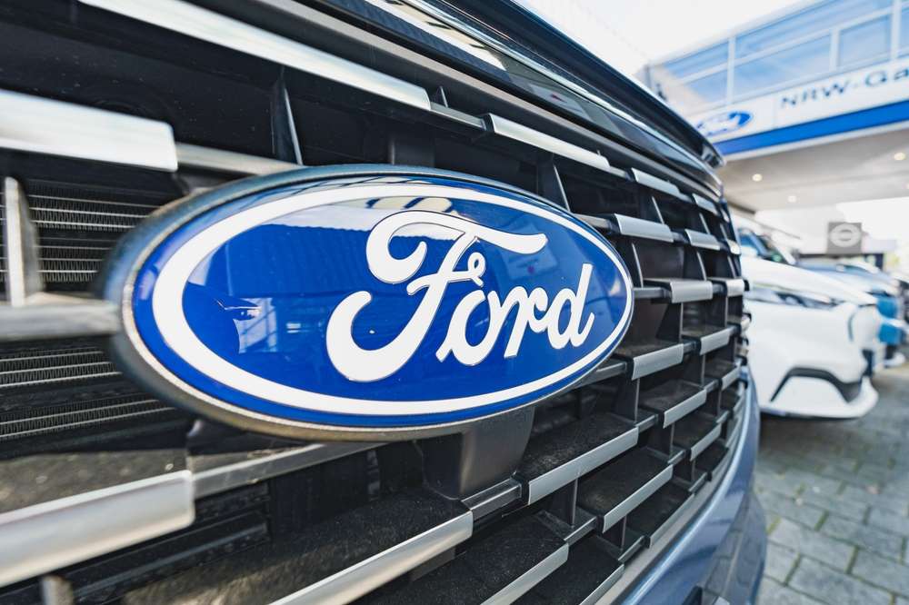 Ford Motor'un çekirdek karı yarı yarıya düştü