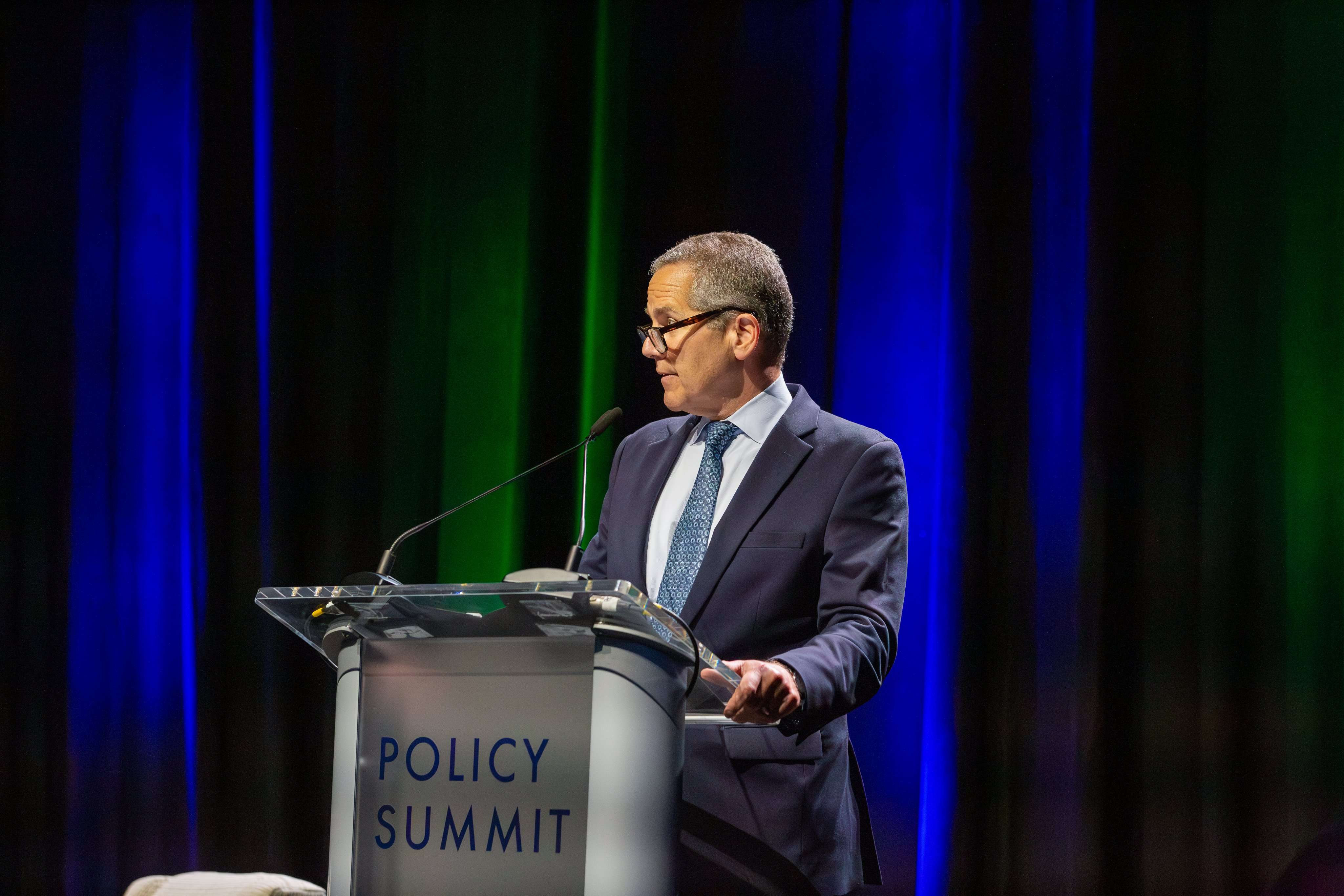 Fed/Barr: Faizler bir süre daha sabit tutulmalı