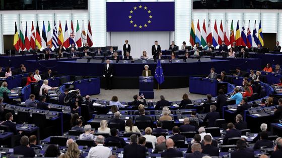 AB Parlamentosu'nun ABD ile ticaret anlaşmasına ilişkin oylamayı ertelemesi önerildi