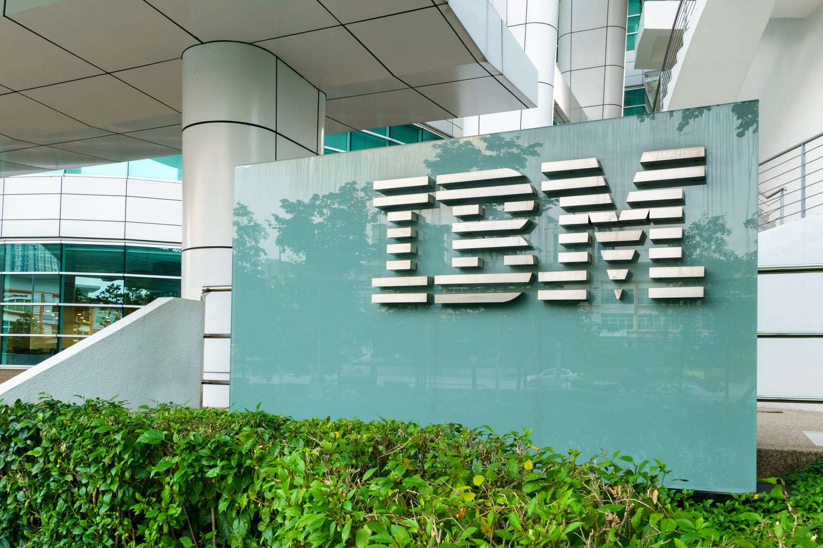 IBM hisseleri 25 yılın en sert düşüşünü yaşadı