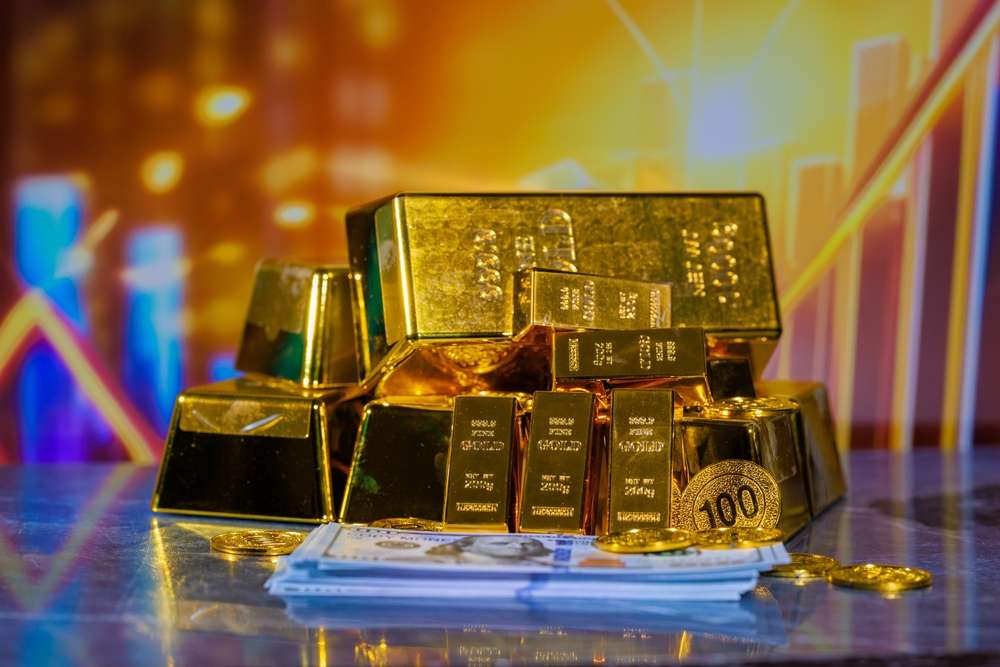 Altın,  direnç noktasına yakın durmaya devam ediyor