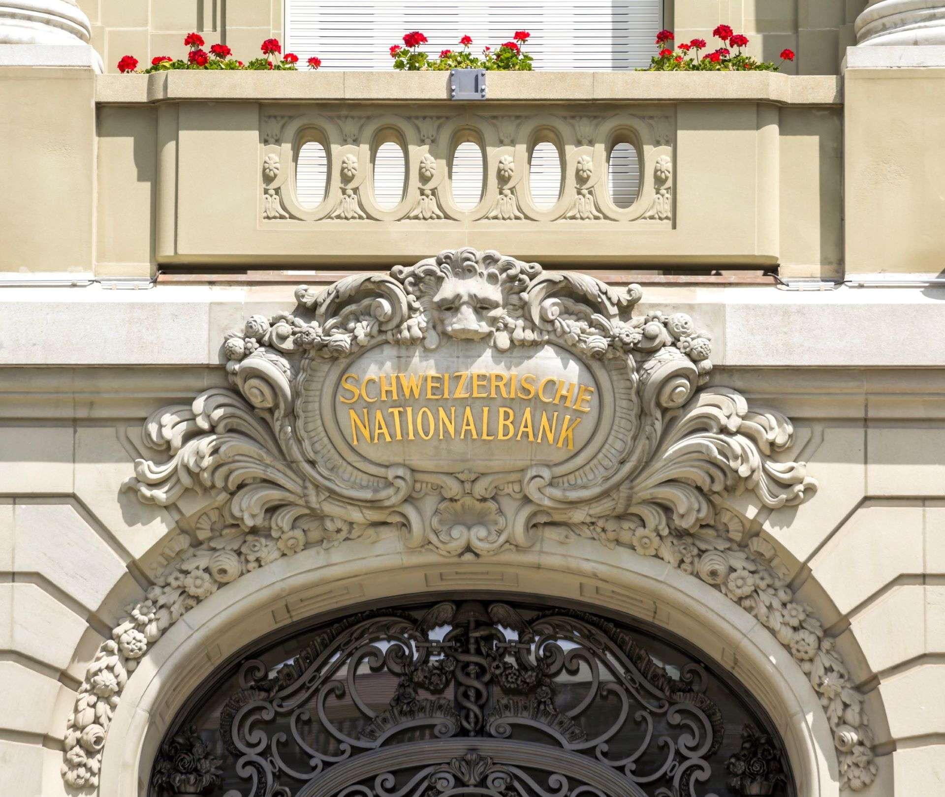 İsviçre Merkez Bankası faizi sıfırda sabit tuttu, frank müdahalesine hazır