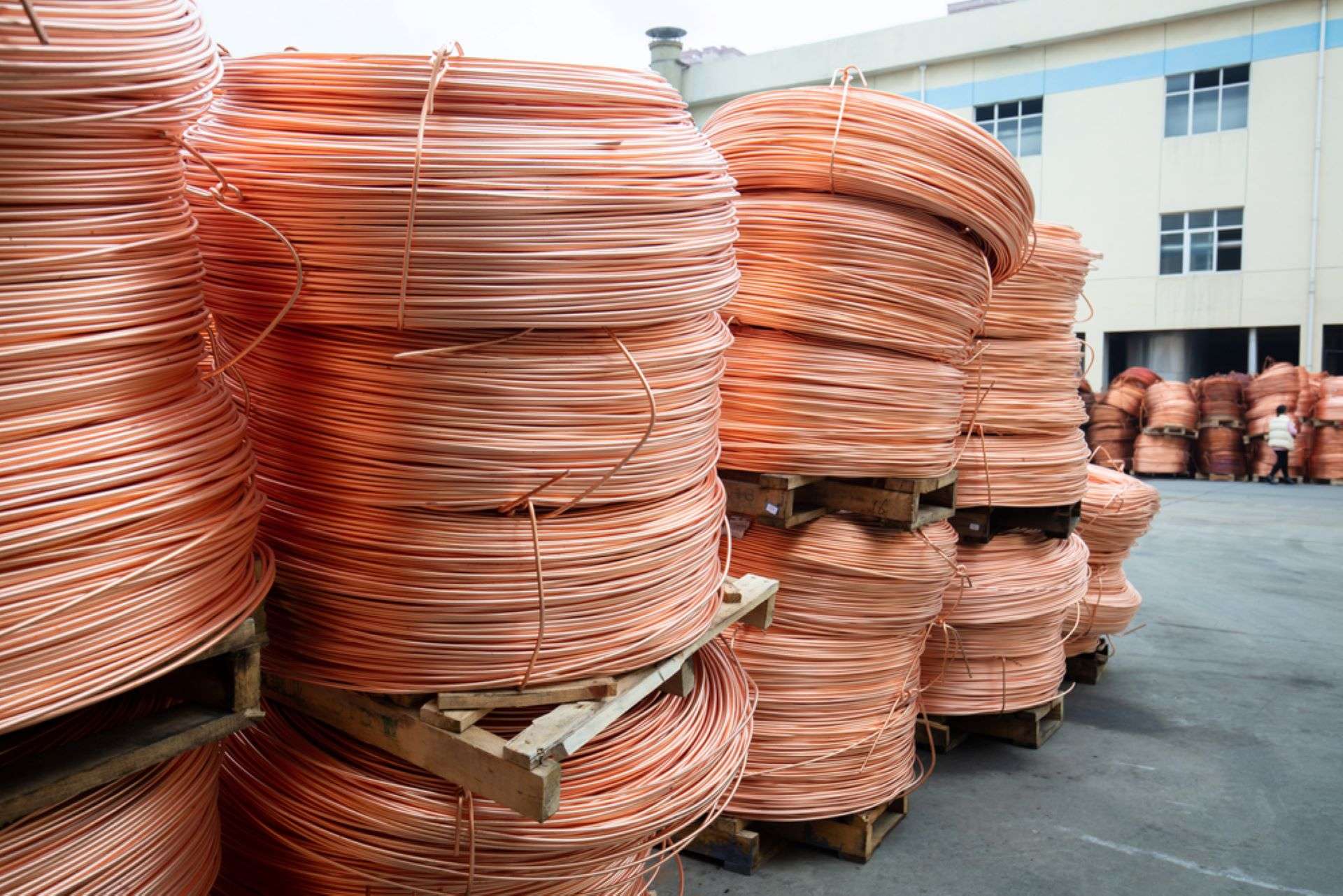 Bakır fiyatları artan stoklar ve jeopolitik endişelerle geriledi