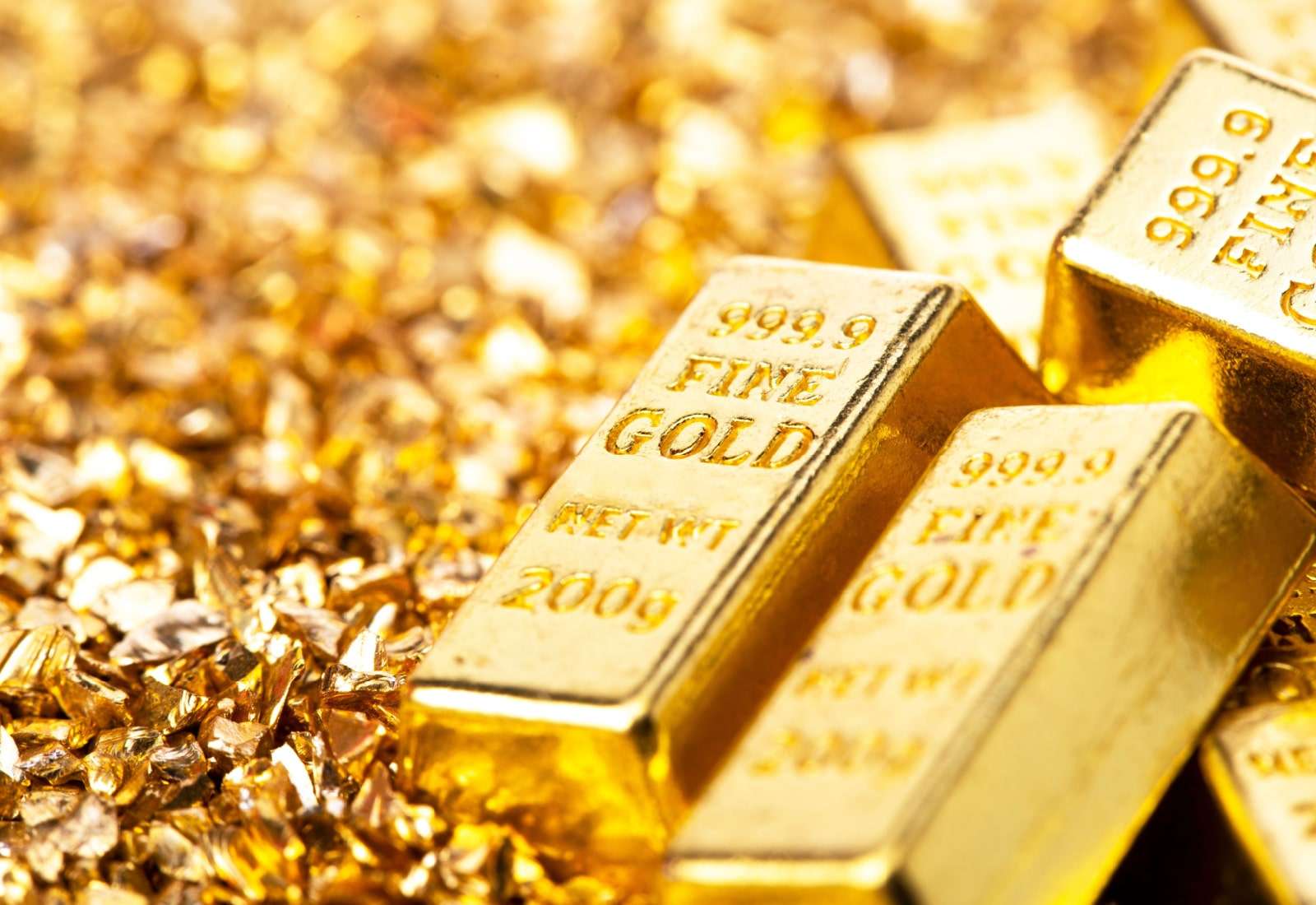 Altın, yeni haftanın ilk gününde yatay seyir izliyor