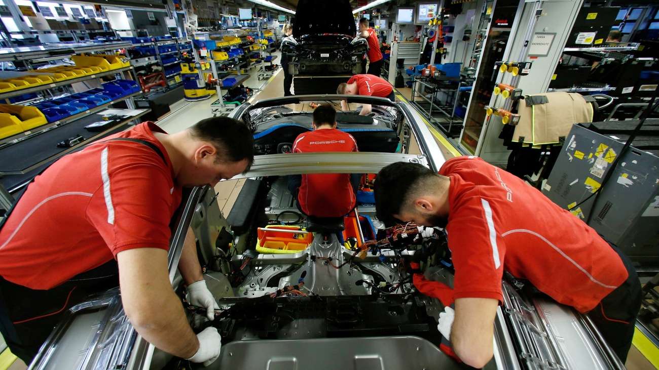 Stokları artırma çabaları Almanya'da üretim ve yeni siparişlerde büyümeyi destekledi