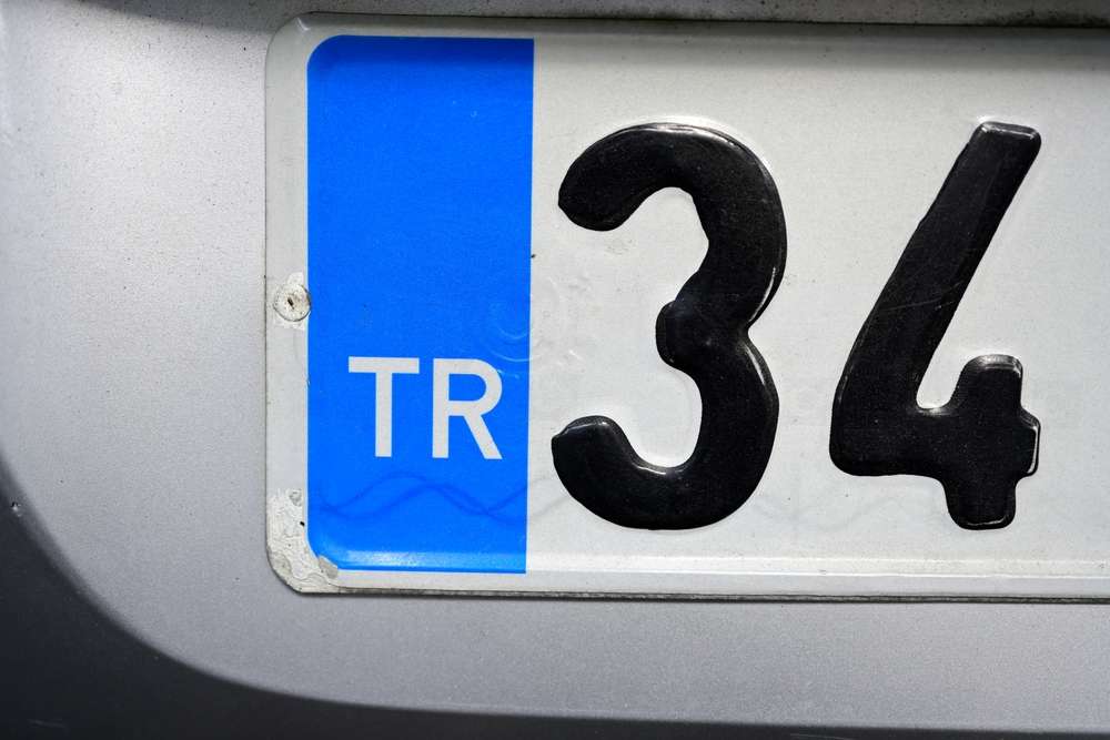 Yetkili kuruluşun standartlara aykırı bastığı plakalar ücretsiz ve belgesiz değiştirilecek