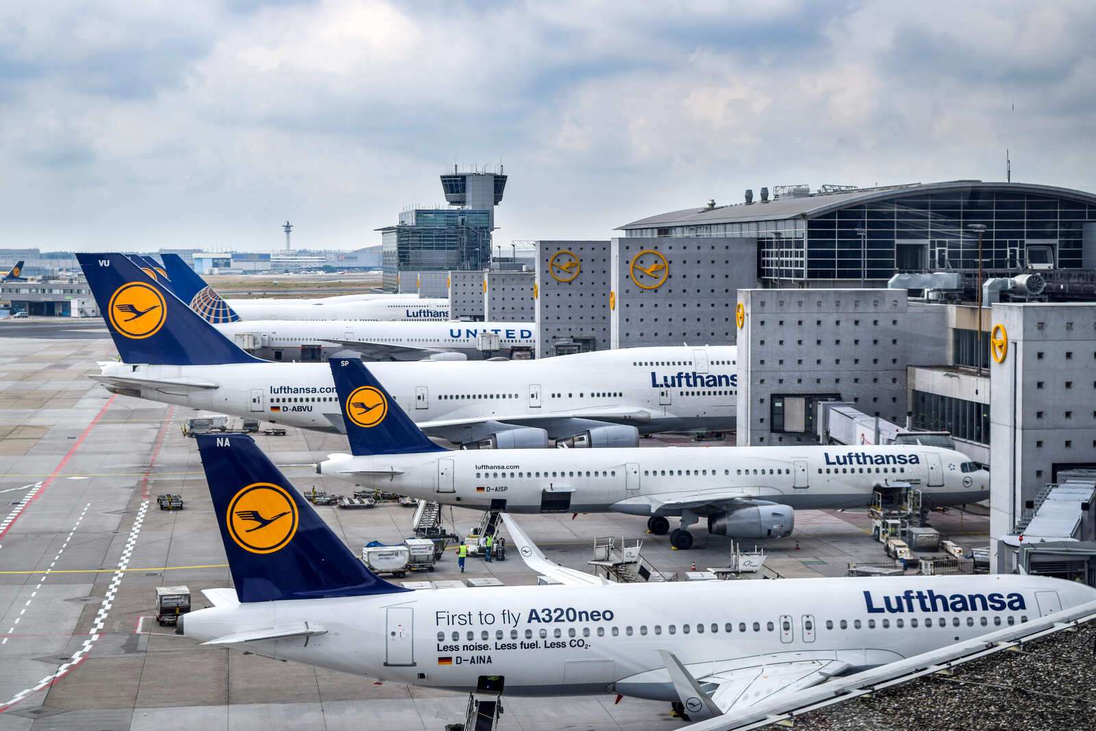 Lufthansa’da kabin personeli cuma günü greve gidiyor