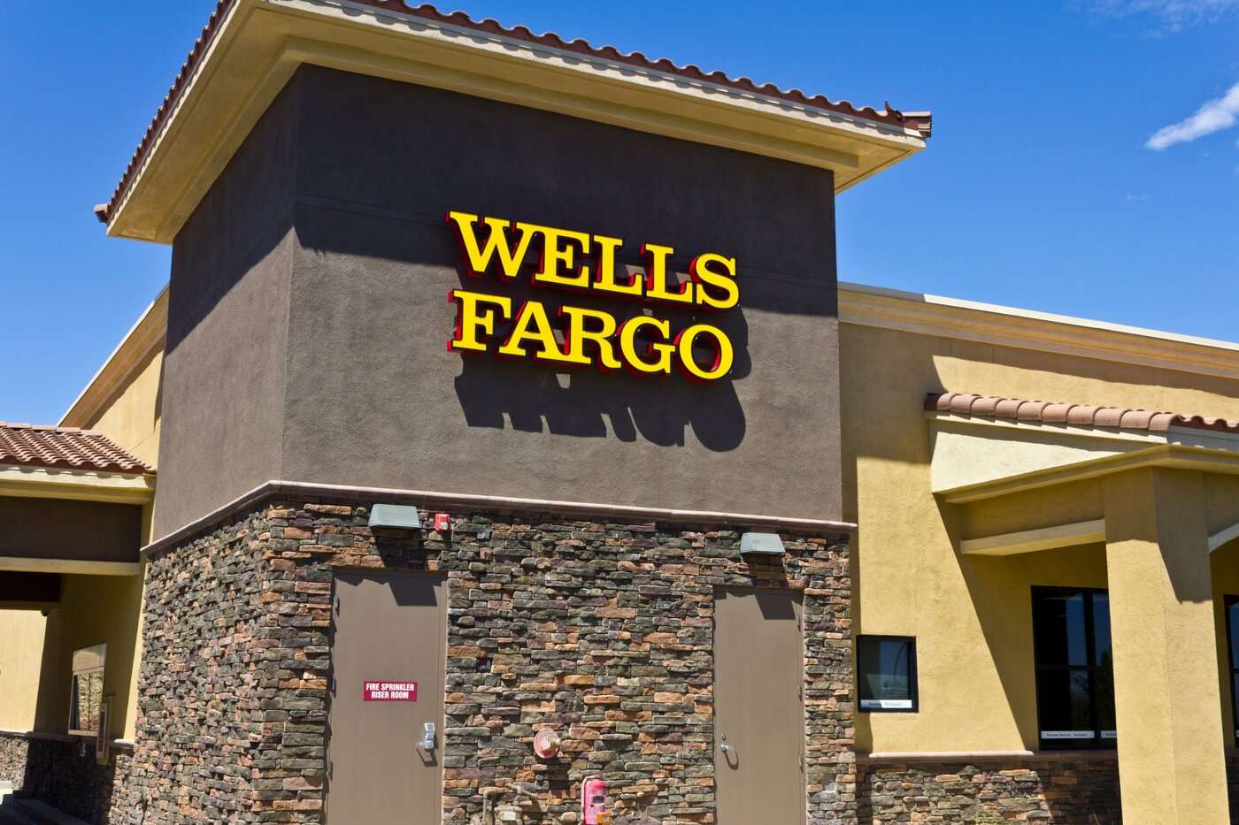 Wells Fargo altın hedefini düşürdü, ABD tahvil faizi beklentisini yükseltti