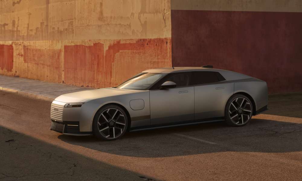Jaguar yeni elektrikli modeli Type 01'i tanıttı