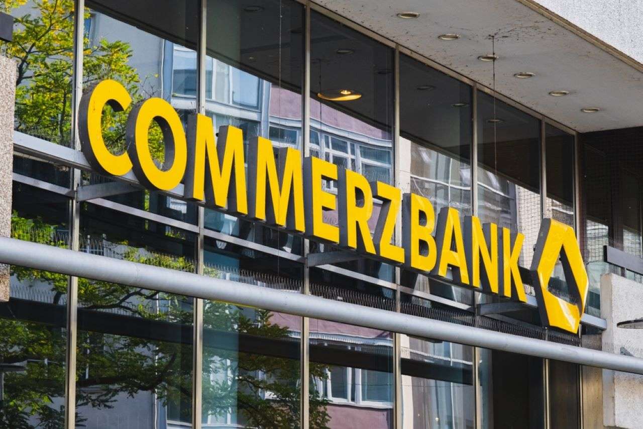 Commerzbank: TL'de değer kaybı baskısı sürebilir, TCMB'den 100 baz puan indirim bekleniyor
