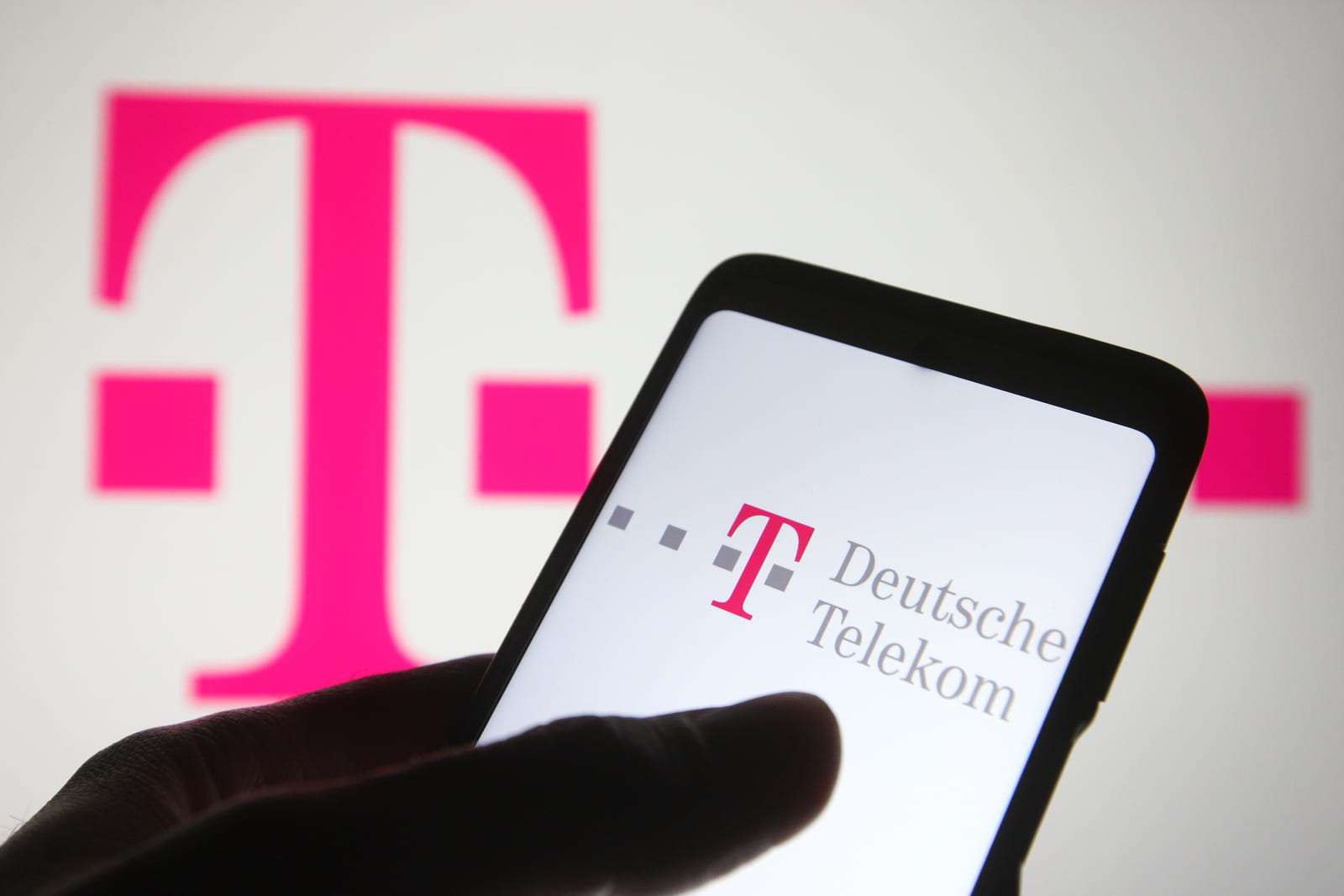 Deutsche Telekom'un ilk çeyrekte karı düştü, yıl sonu beklentisi yükseldi