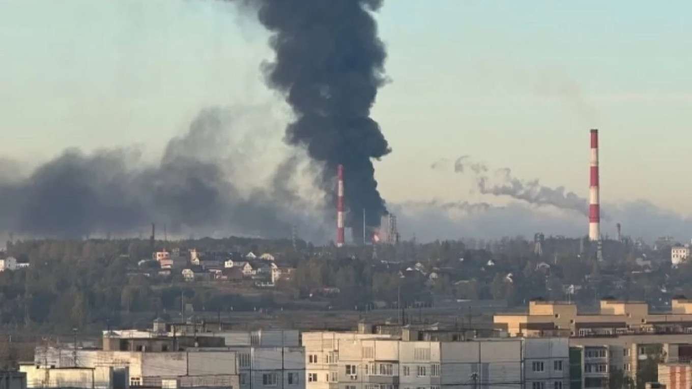 Ukrayna'dan Rusya'nın büyük rafinerilerinden birine saldırı: Yaroslavl'da yangın çıktı