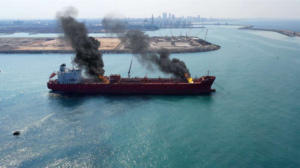 Hürmüz Boğazı'nda petrol tankerinin deniz mayınına çarptığı iddiası