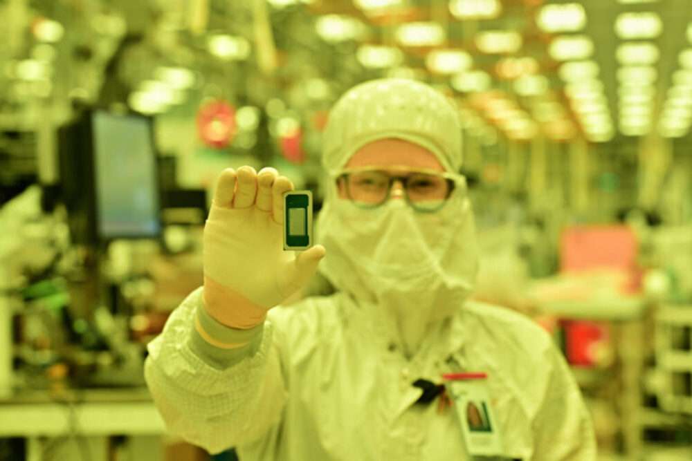 Intel, ASML'nin High NA makinelerini  kullanmaya başladı
