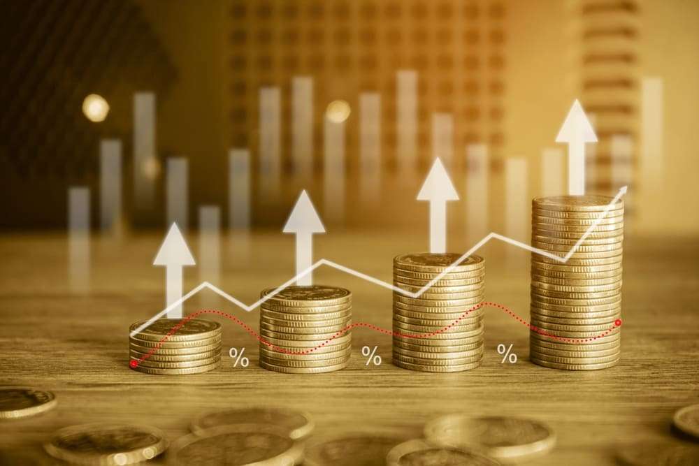 Altın, dip alımları ve zayıf doların desteği ile %2 yükseldi