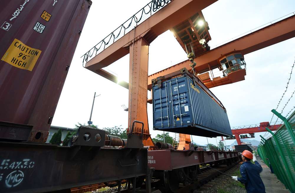 Çin'den ihracat rekoruna doğru dev adım: Dış ticaret fazlası 1 trilyon dolara yaklaştı