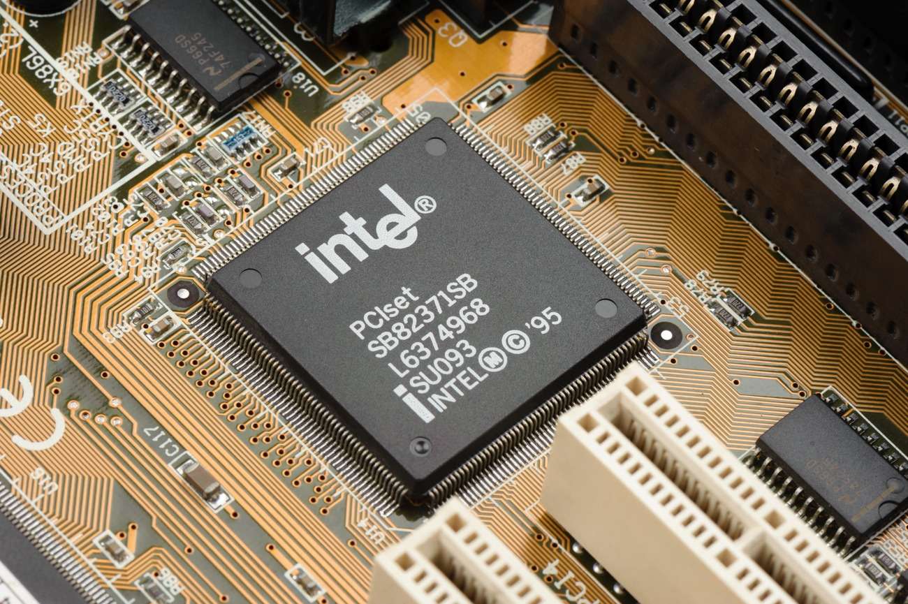Intel ikinci çeyrekte beklentilerden daha iyi kar açıkladı, hisseler güçlü yükseldi