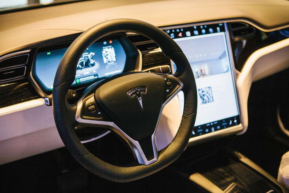 Tesla'nın sürücüsüz sistemi Belçika'da sınıfta kaldı: Hız sınırlarını aştı, bisikletlileri riske attı