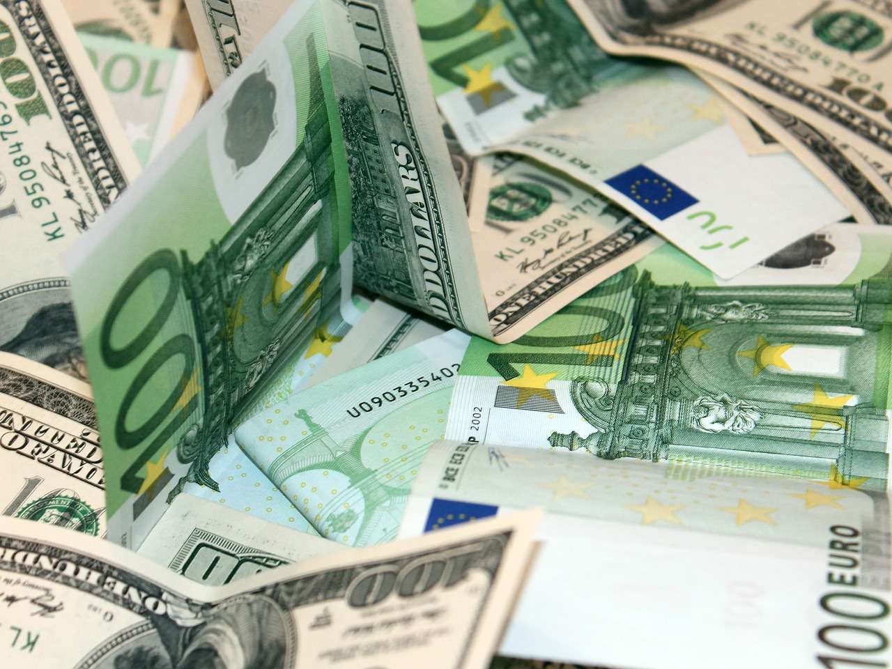 Sterlin euro karşısında 16 ayın zirvesinde, dolarda yükseliş beklentisi güçleniyor