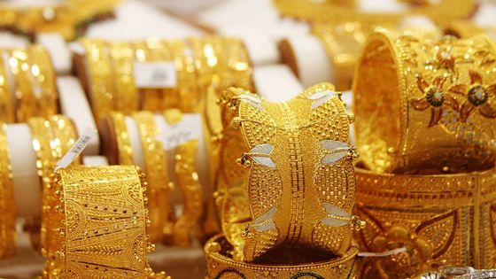 Ons altın, 4 bin dolar seviyesinin üzerinde tutunmaya devam ediyor