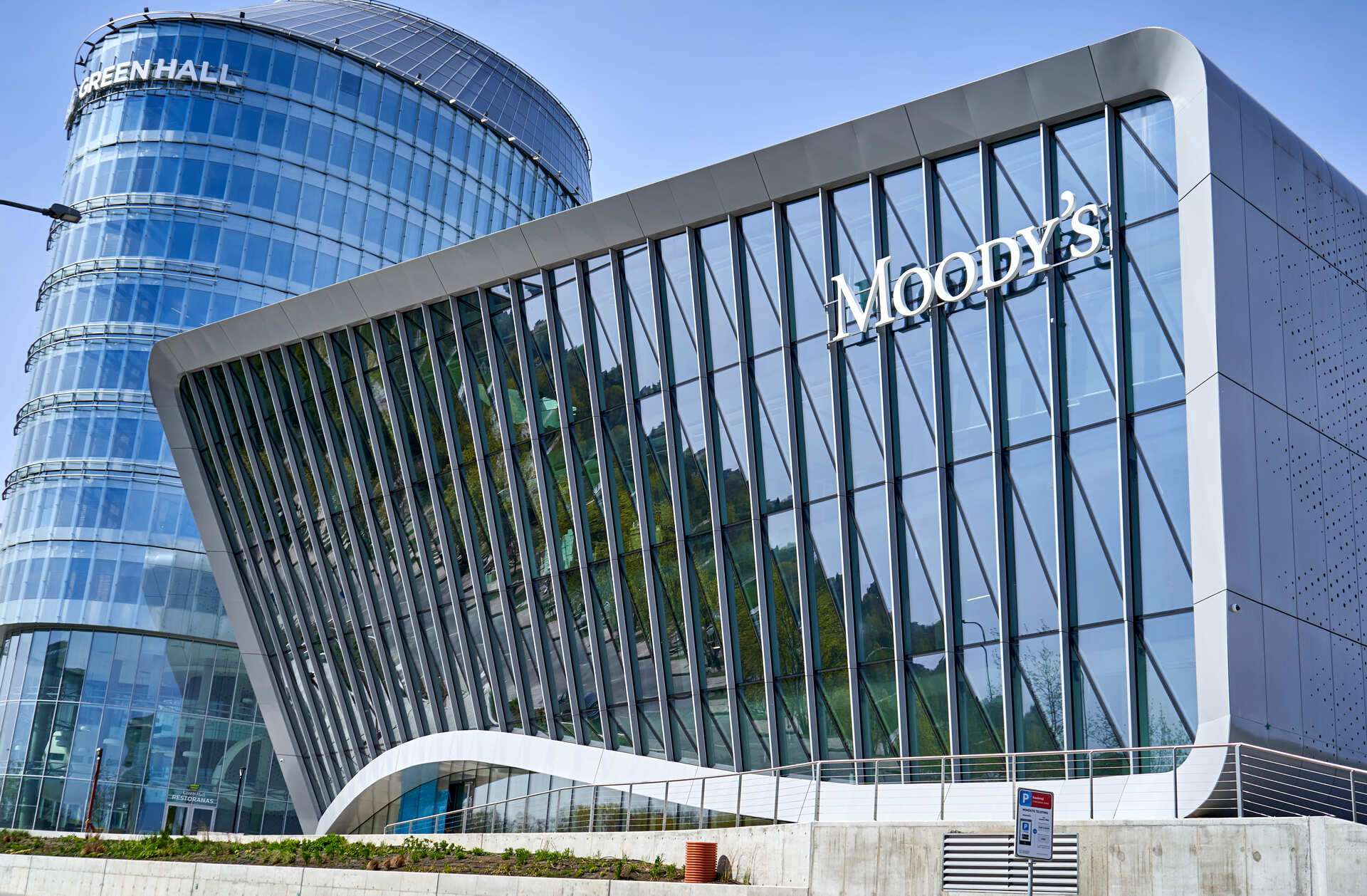 Moody's, Çin'in not görünümü durağana yükseltti