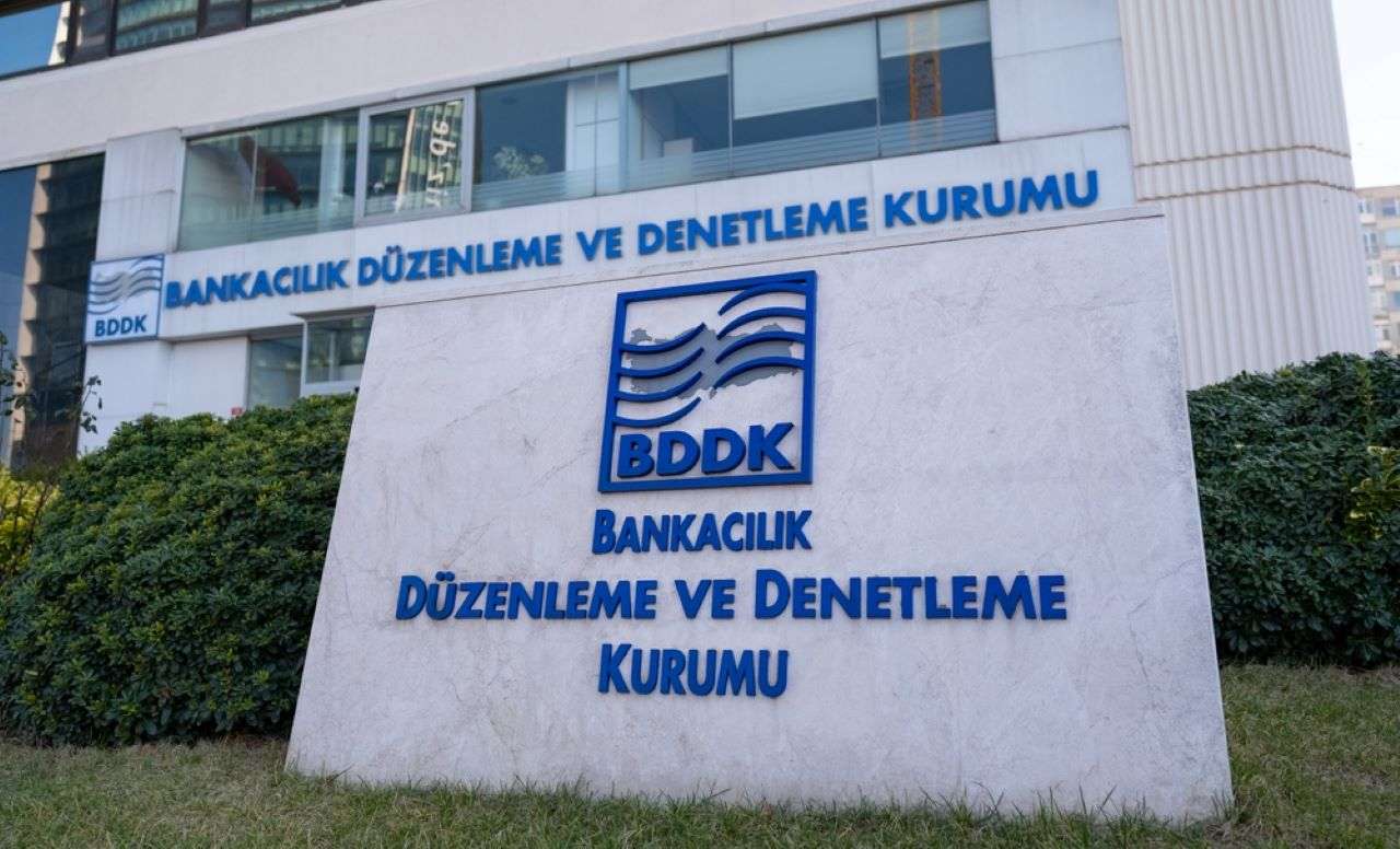 Bankacılıkta mevduat 32,6 trilyon TL'ye yaklaştı, krediler geriledi